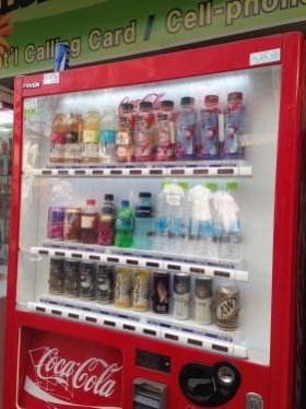 沖縄でなくてもルートビアが買えるッッ(右下)しかしコカコーラの自販機にまさかのルートビアが…笑