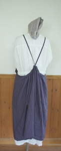 アンティ―クパープル胸当て付きスカート後ろ