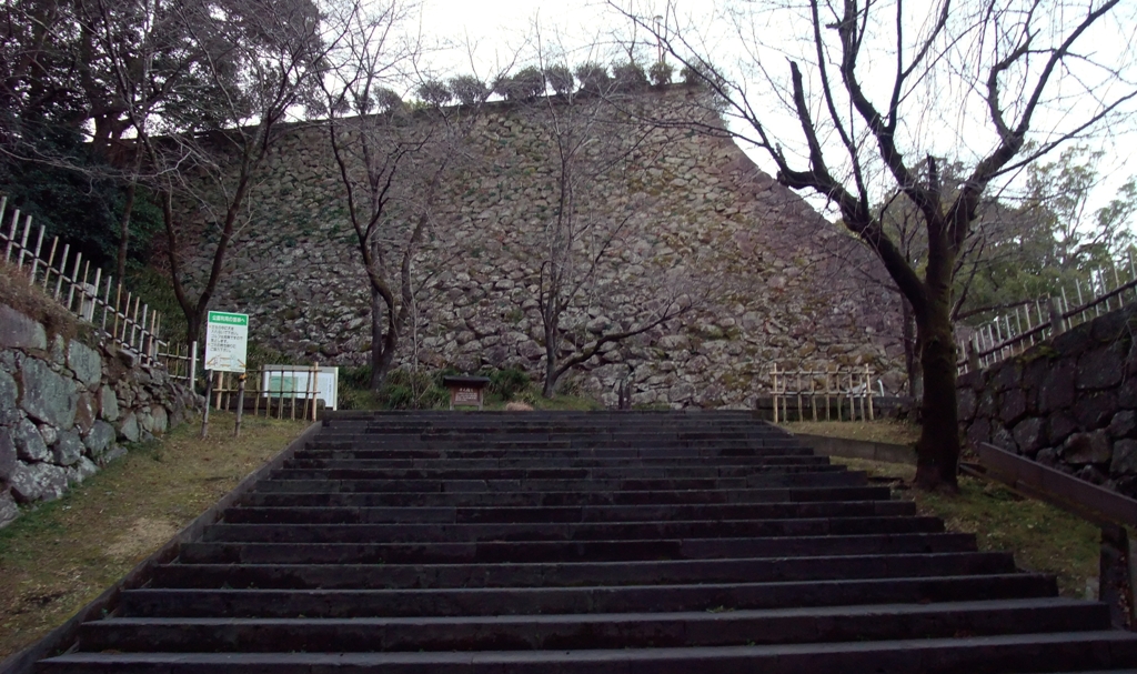 延岡城に上る登る