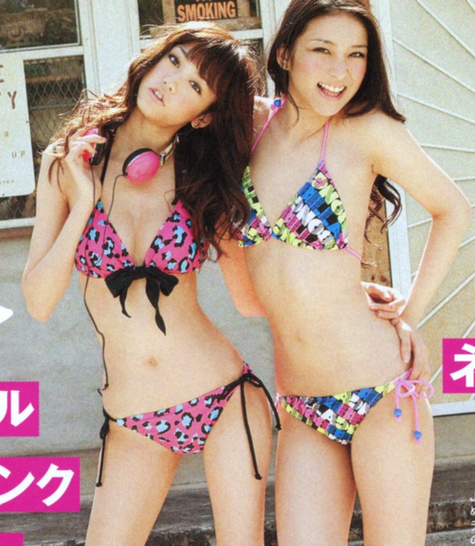 セブンティーン時代の桐谷美玲と武井咲、水着画像