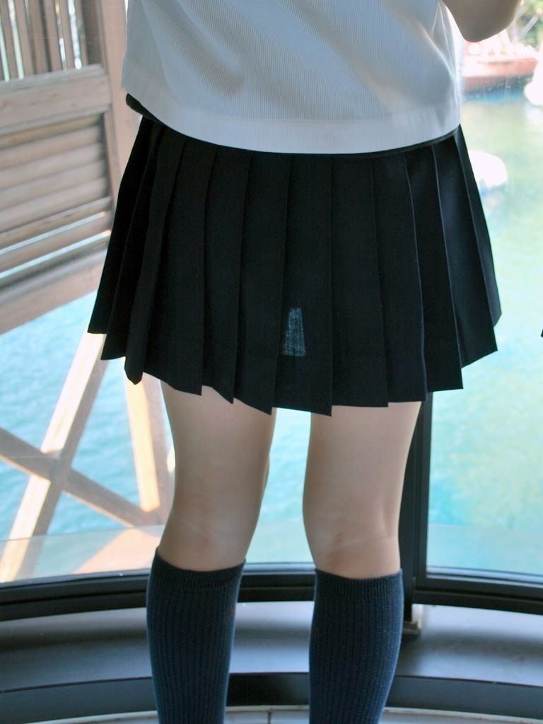 制服のスカートがスケスケの女の子