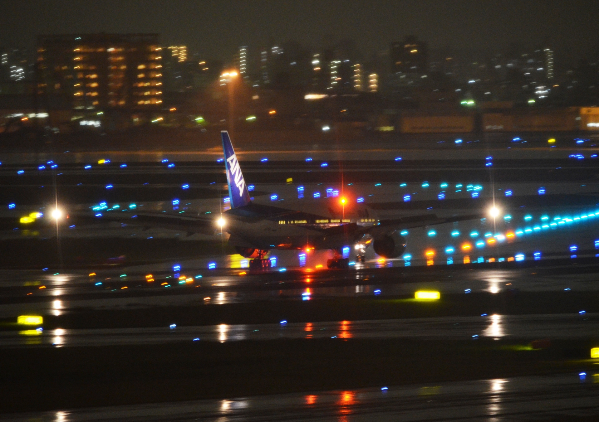 JA8094's 航空機 Diary - 雨の羽田空港T1からの夜景．