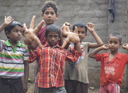 巨大な両手を持つマッチョでイケメン、インド人の少年カリームくん8歳 （動画）