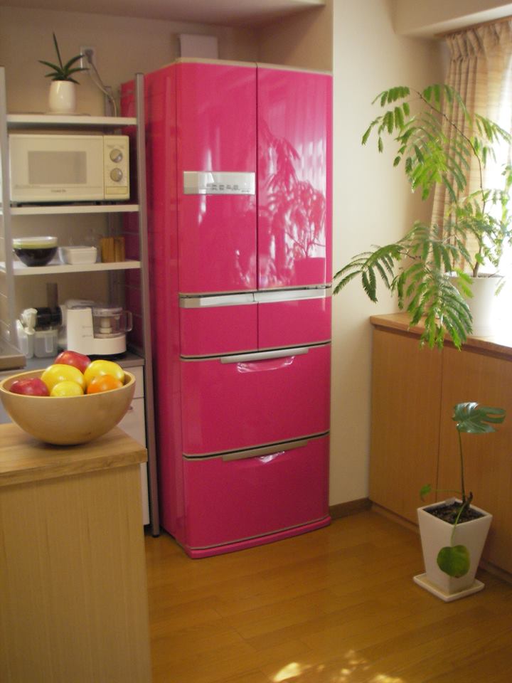 カラー冷蔵庫でハッピーキッチン♪ スイートピーが咲くような女性らしいピンク色の冷蔵庫