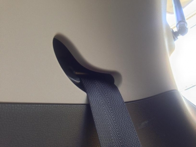20140308_後部座席のシートベルトの穴（フック取り付け前）
