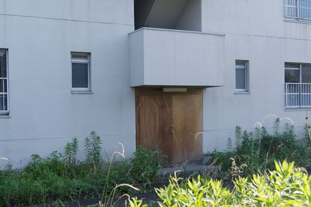 封鎖された八王子大和田郵政宿舎住棟入り口