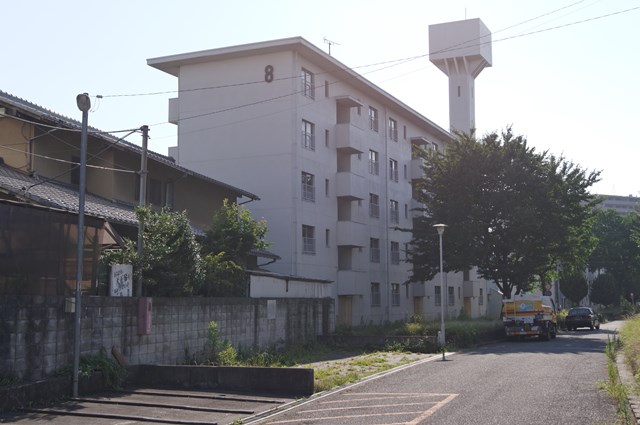 八王子大和田郵政宿舎の給水塔と住棟