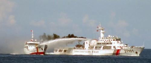 西沙諸島付近で中国海警の船から放水を受けるベトナム船