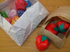 ［写真］折り紙で作ったバスケットに入った折り紙のイチゴたち