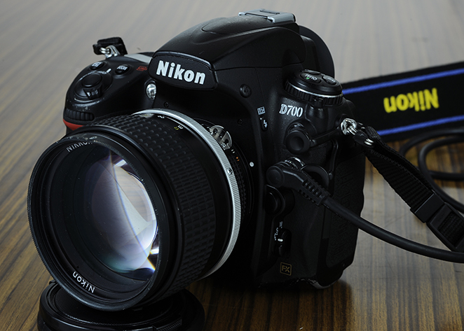 コバルトブルーの灯台 レンズの話題 36本目 【Ai-S Nikkor 85mm F1.4】